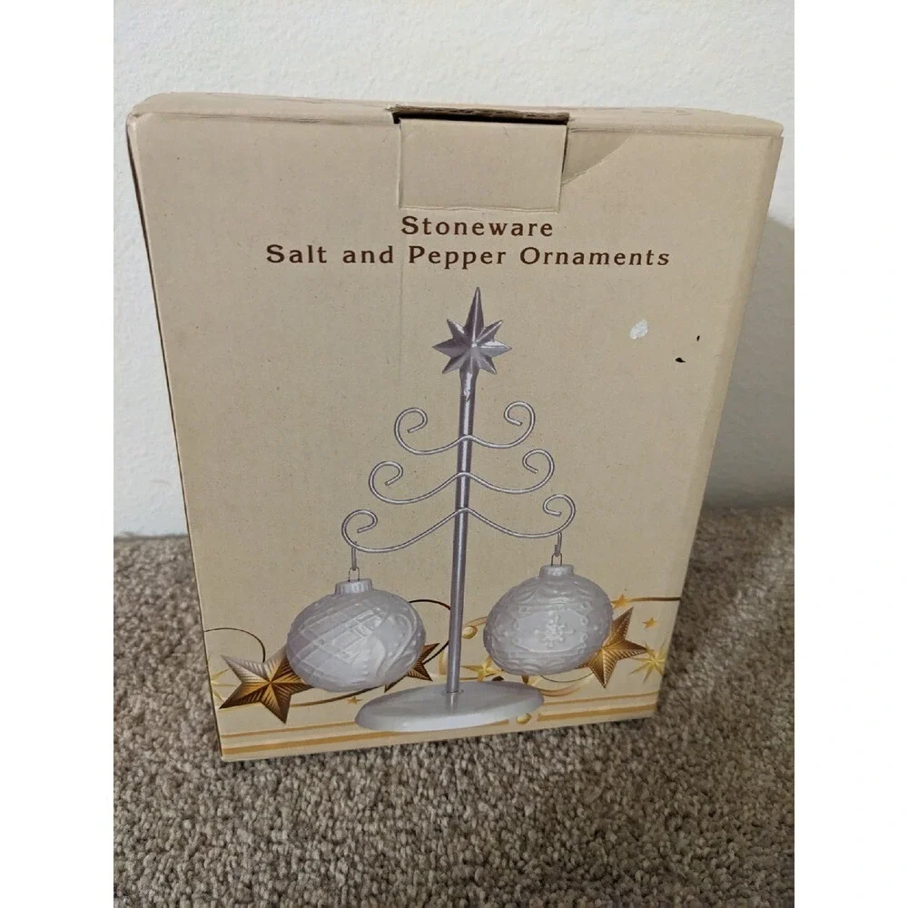 Cracker Barrel Christmas Ornament Salt & Pepper Shakers with Tree Stand‎